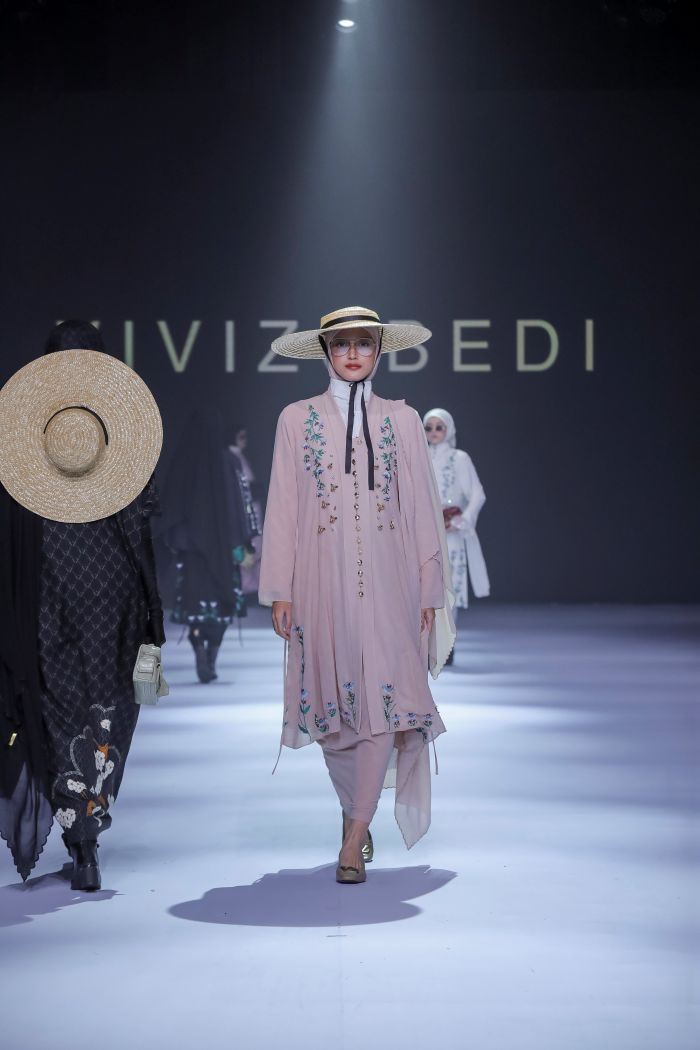 Vivi Zubedi Hadirkan Koleksi Raya Signature Monogram Bergaya Bold dan Classy