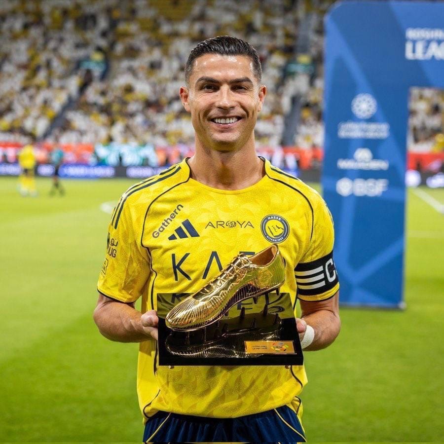 Ronaldo Bikin Sejarah Kenakan Bisht Usai Cetak 500 Gol Sejak Usia 30 Tahun: Saya Bagian dari Arab Saudi