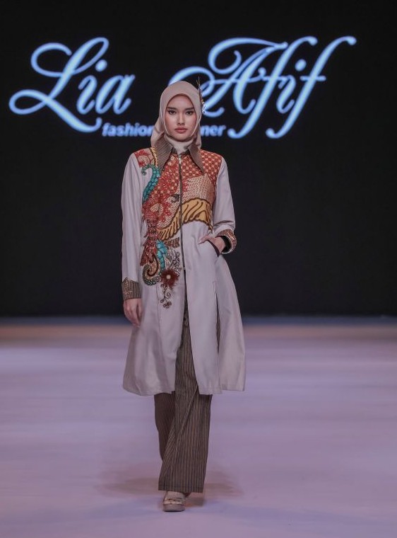 Lia Afif Hadirkan Koleksi Mewah dari Batik Tanahan, Spesial untuk Hari Raya
