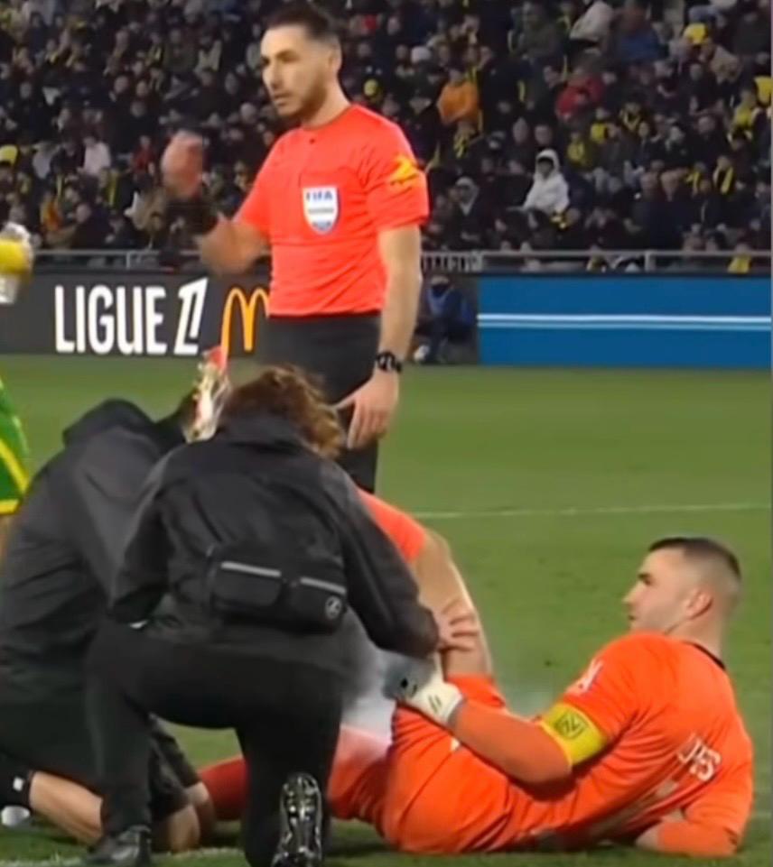 Viral Aksi Kiper FC Nantes Pura-pura Cedera, Demi Rekan Setim Bisa Buka Puasa