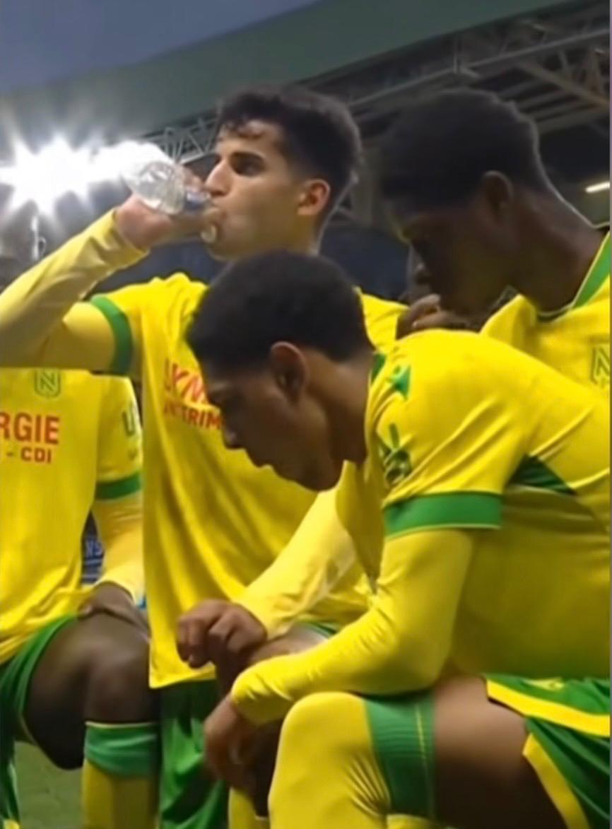 Viral Aksi Kiper FC Nantes Pura-pura Cedera, Demi Rekan Setim Bisa Buka Puasa