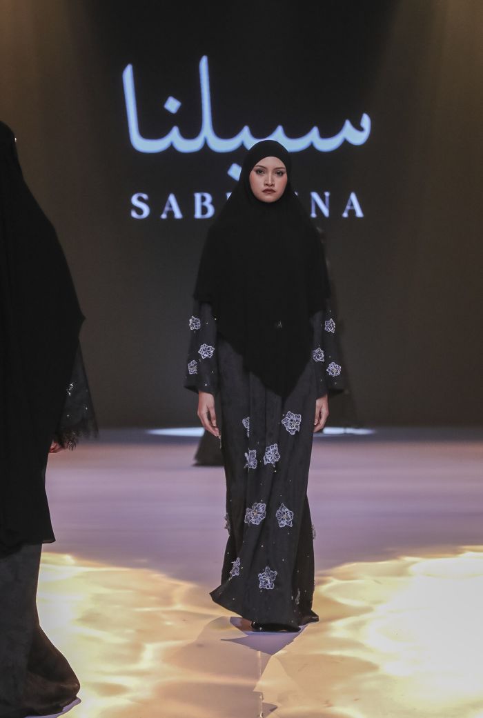 Anggun di Hari Raya dengan Koleksi Abaya Hitam dari Jenama Sabiluna