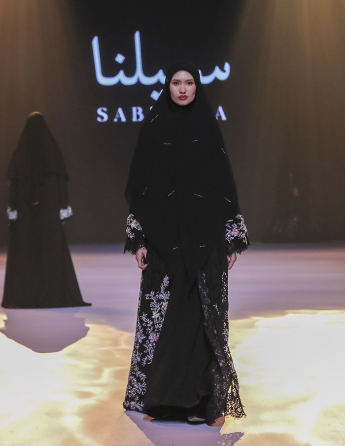 Anggun di Hari Raya dengan Koleksi Abaya Hitam dari Jenama Sabiluna