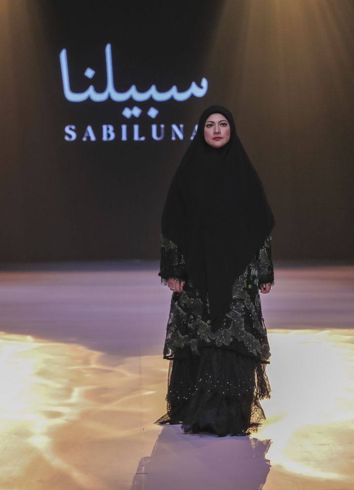 Anggun di Hari Raya dengan Koleksi Abaya Hitam dari Jenama Sabiluna