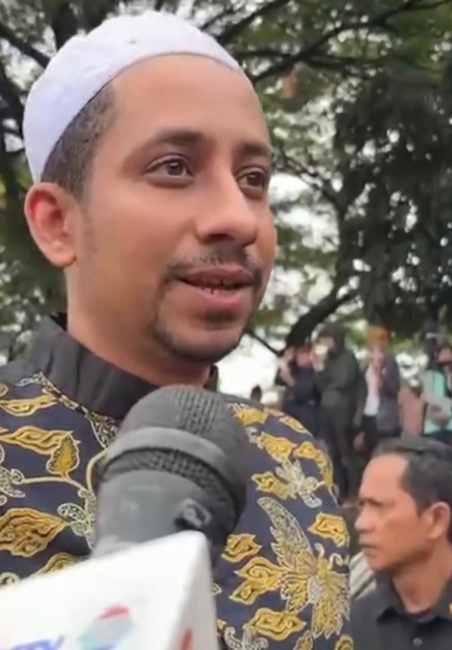 Hujan Iringi Keharuan Pemakaman Vidi Aldiano yang Dihadiri Sejumlah Artis dan Penggemar