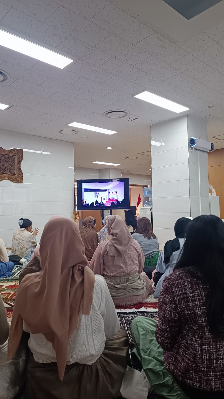 Rindu Ramadhan Indonesia, Yasmine Citra Rela Tempuh 1,5 Jam Demi War Takjil di Ansan