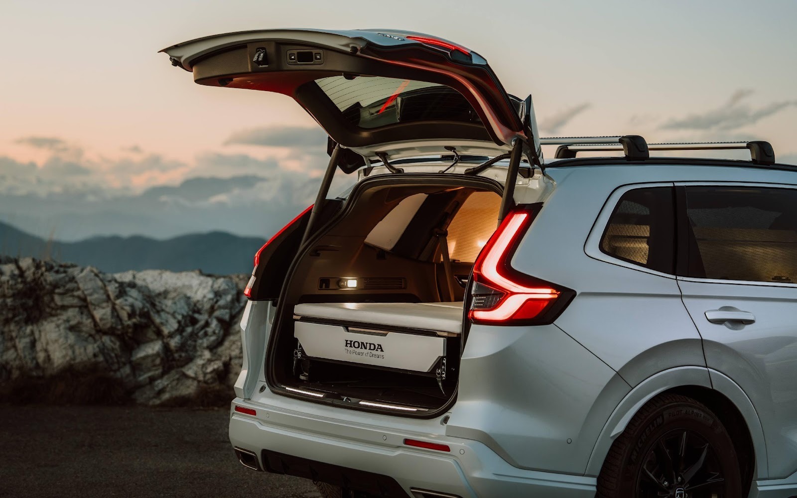Tak Hanya Nyaman dan Aman, New Honda CR-V e:HEV Memang Berkelas Dibawa Mudik