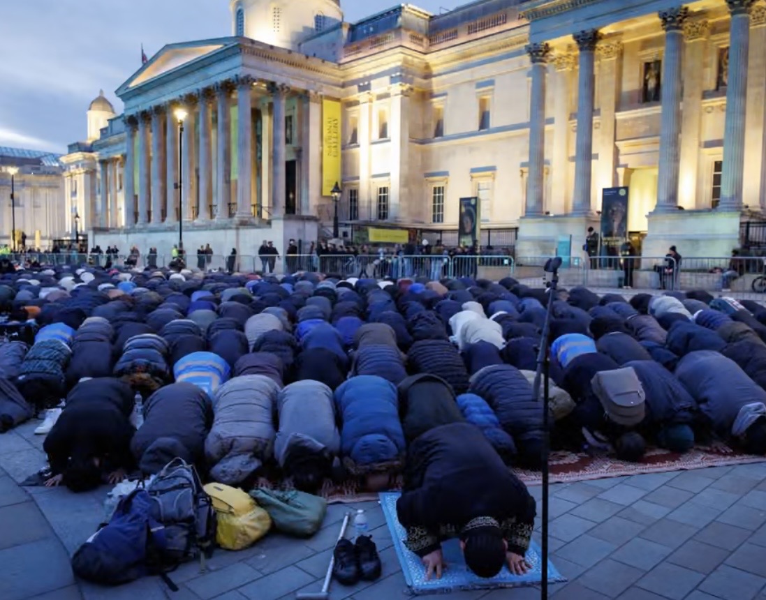 Inggris Rayakan Idulfitri di Tengah Gejolak Politik Atas Klaim Shalat Berjamaah sebagai Tindakan Intimidasi