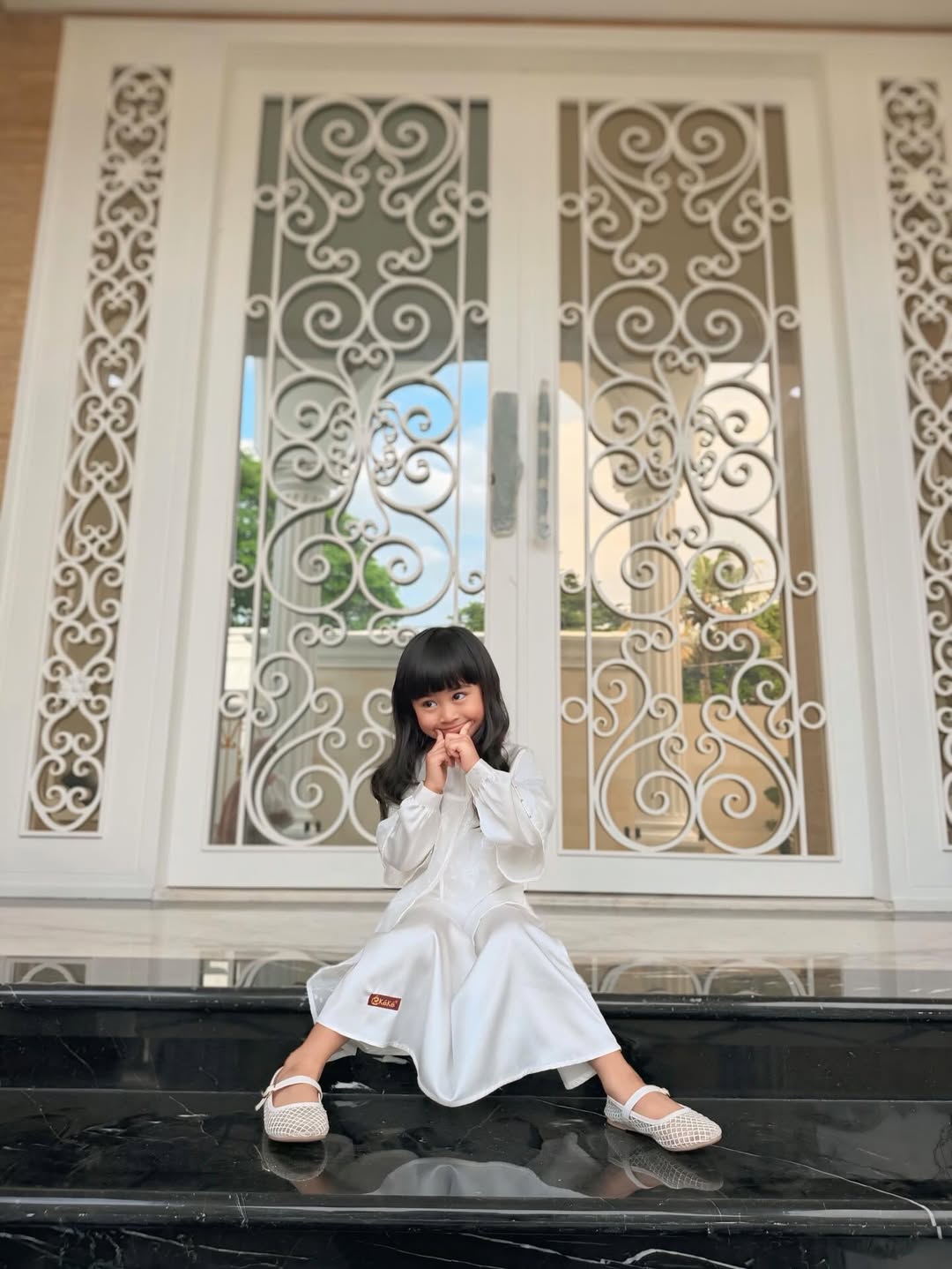 Ria Ricis Pamer Rumah Baru, Fasad Bergaya Modern Klasik Jadi Sorotan