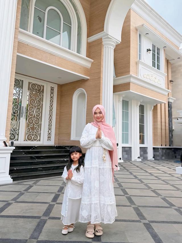 Ria Ricis Pamer Rumah Baru, Fasad Bergaya Modern Klasik Jadi Sorotan