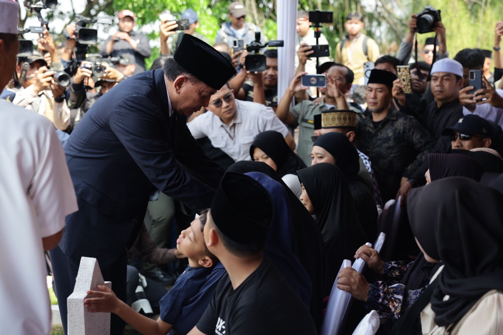 Menhan Sjafrie Hadiri Pemakaman Militer Mayor Inf Anumerta Zulmi Aditya di TMP Cikutra