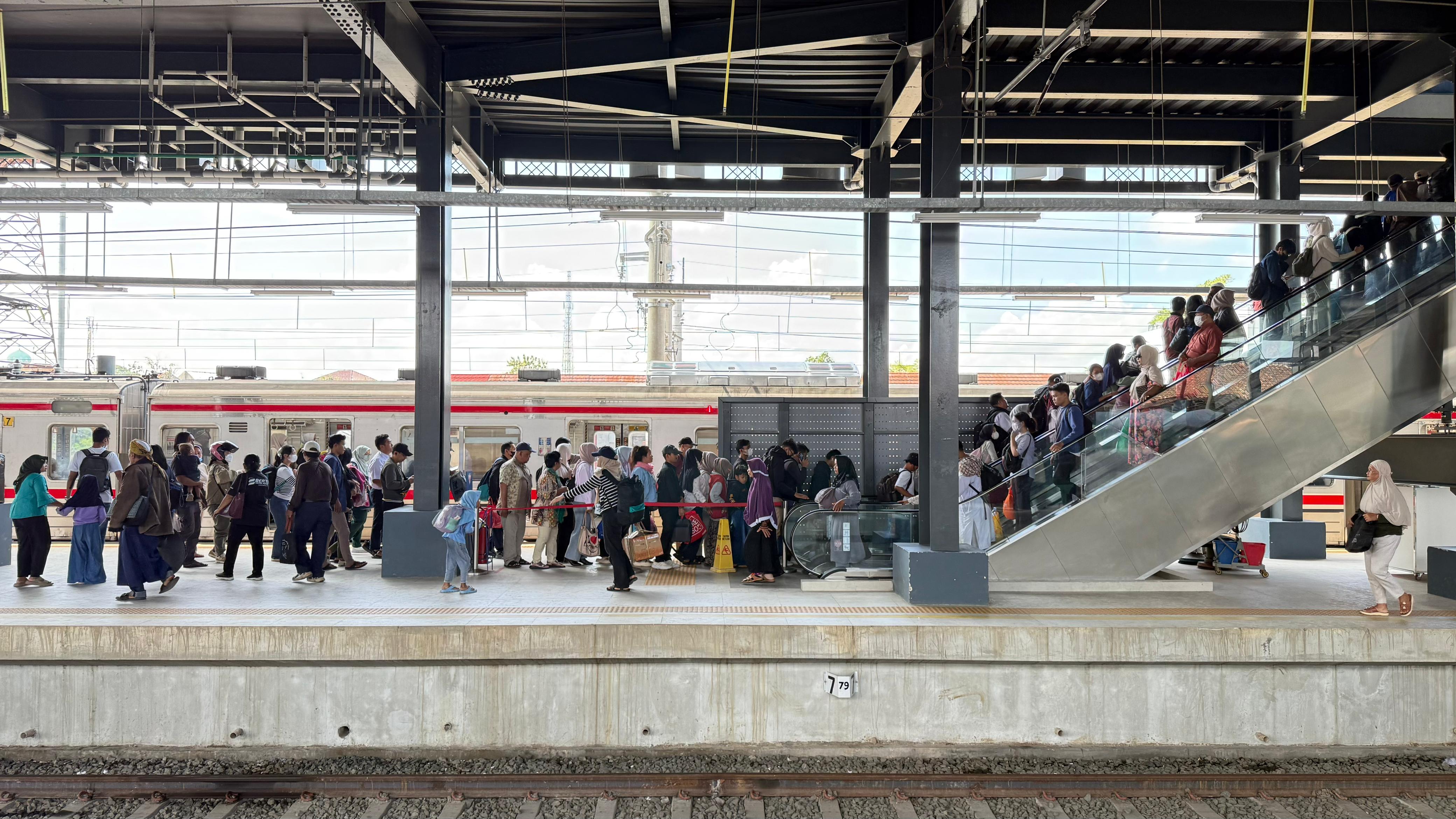 Elektrifikasi Jalur Perkuat Layanan Urban di Rangkasbitung, Bogor, dan Cikarang Line