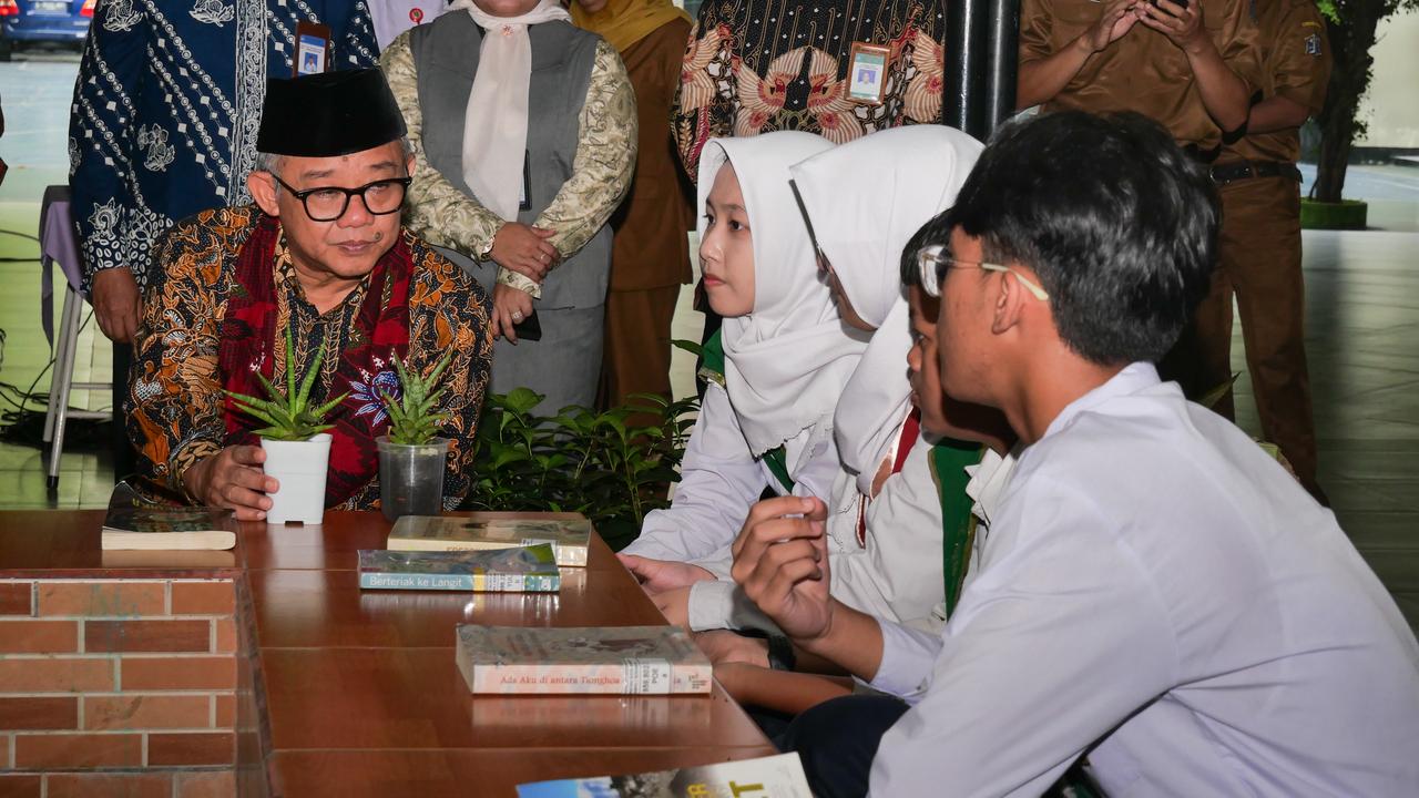 Tinjau Langsung TKA SMP, Mendikdasmen Tekankan Pentingnya Kejujuran