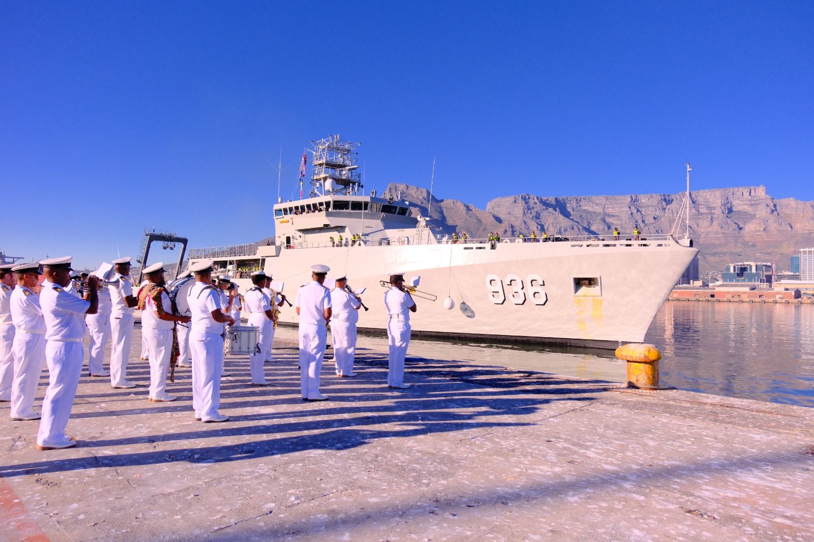 Lalui Pelayaran Etape III, KRI Canopus-936 Laksanakan Diplomasi Maritim di Afrika Selatan
