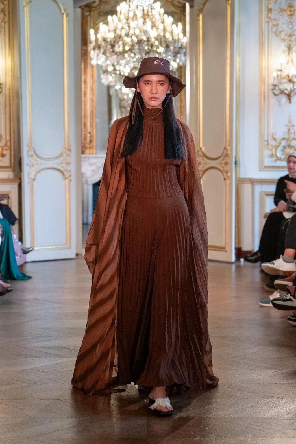 Gaya Hijab dengan Baret Curi Perhatian di Modest Fashion Week Perdana di Paris
