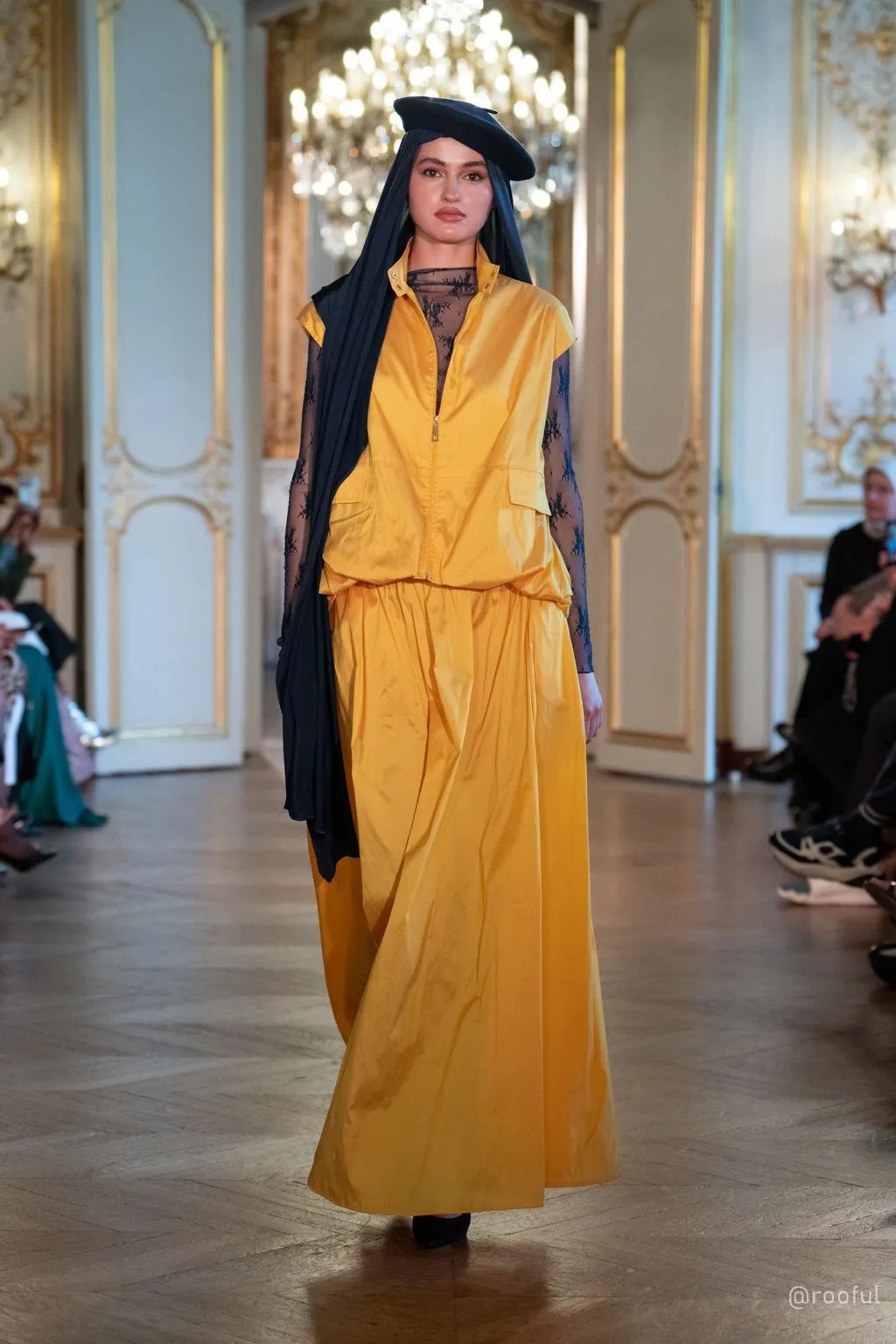 Gaya Hijab dengan Baret Curi Perhatian di Modest Fashion Week Perdana di Paris