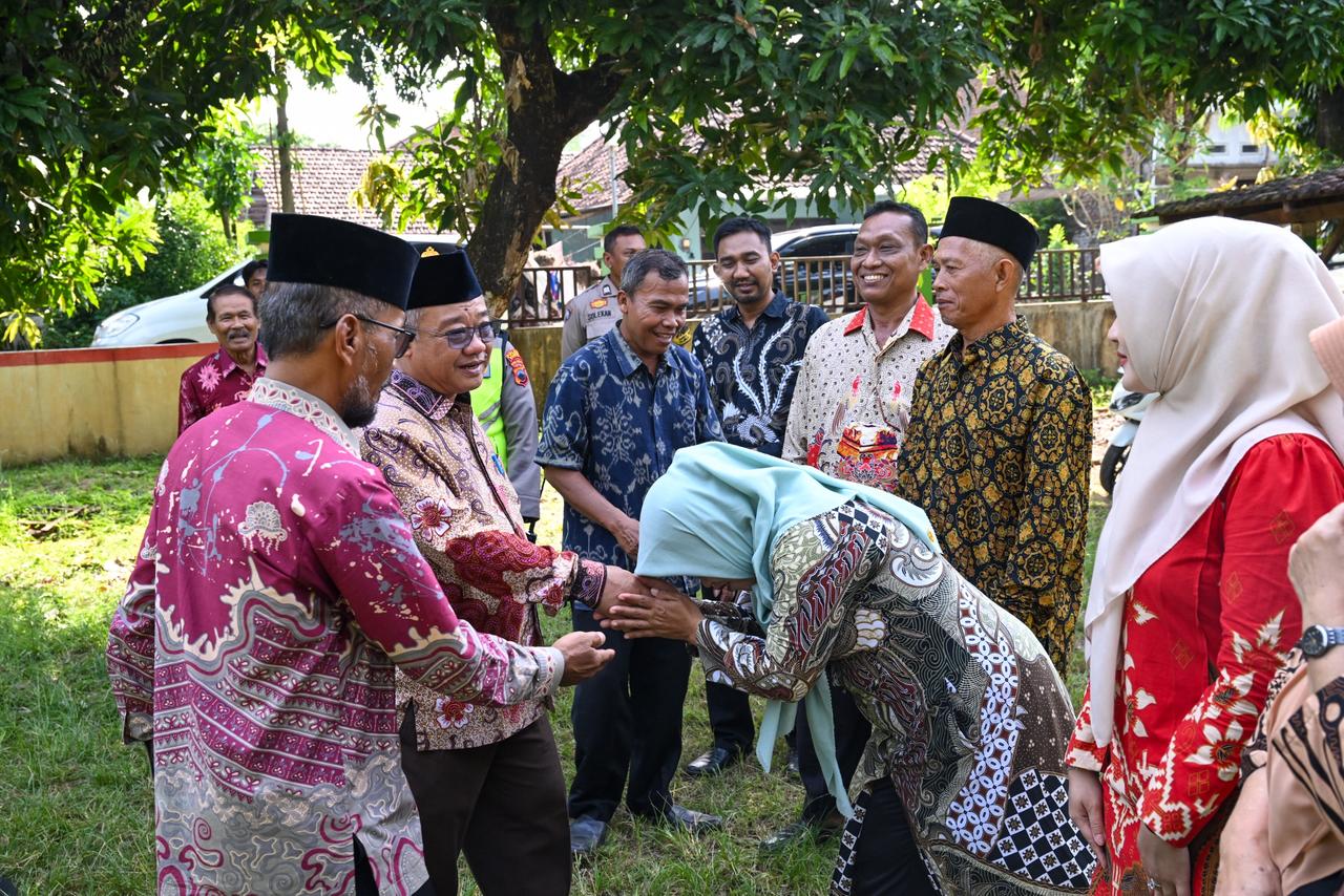 Pengabdian Sutimah: 22 Tahun Mengajar, Tempuh Jarak Jauh dan Pernah Dibayar Rp50/bulan, Kini Berharap Dimutasi