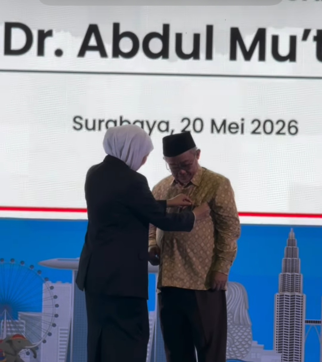 Menteri Abdul Mu'ti Terima Lencana Jer Basuki Mawa Beya Emas dari Pemprov Jawa Timur