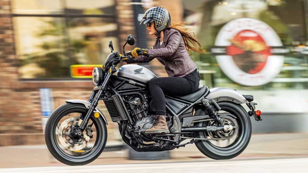 Motor Cruiser Modern yang Memadukan Gaya, Stabilitas, Berkelas, Simbol Klasik, dan Kelincahan di Jalan Kota