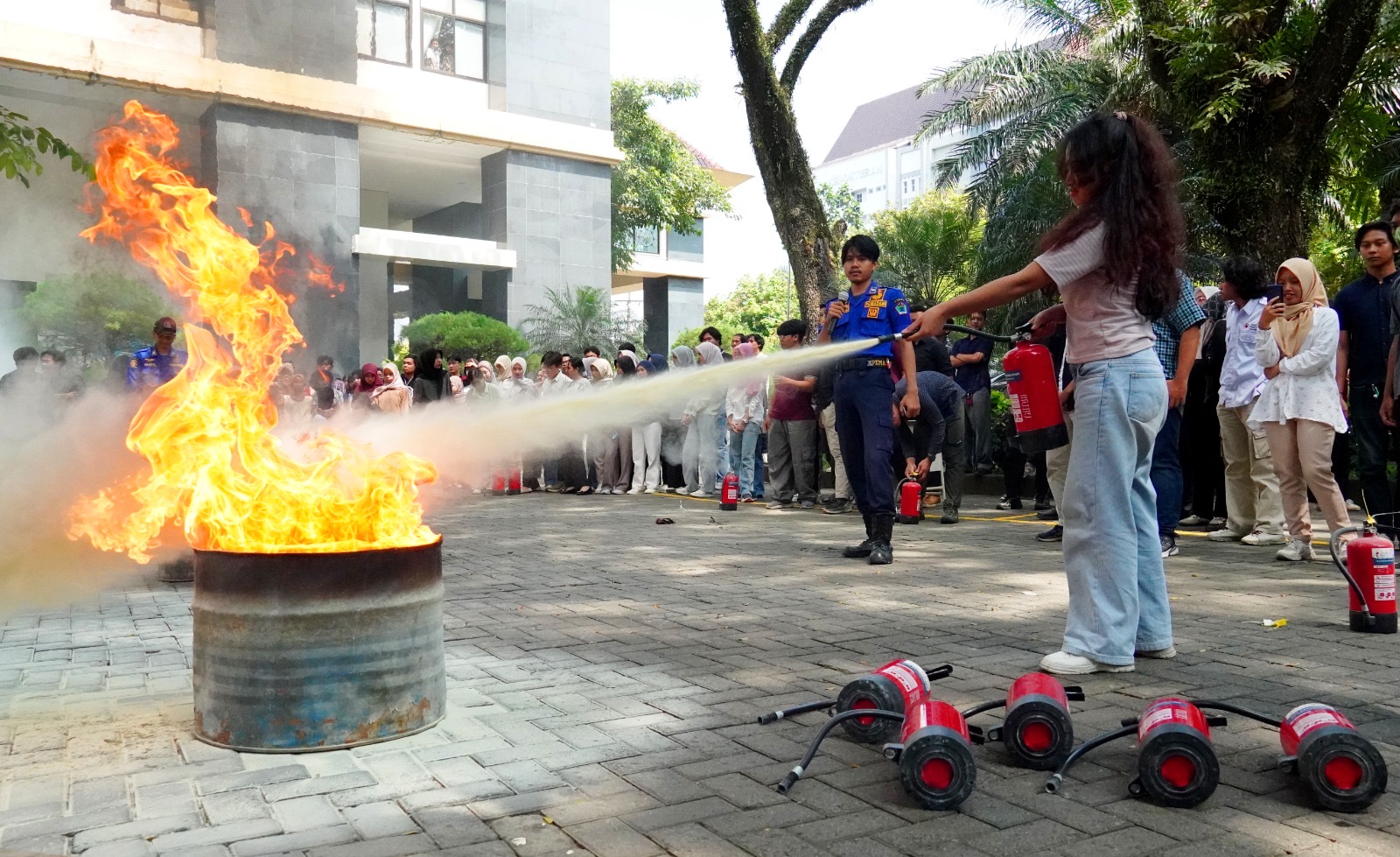 Damkar Malang Bekali Mahasiswa UB Keterampilan Mitigasi Kebakaran