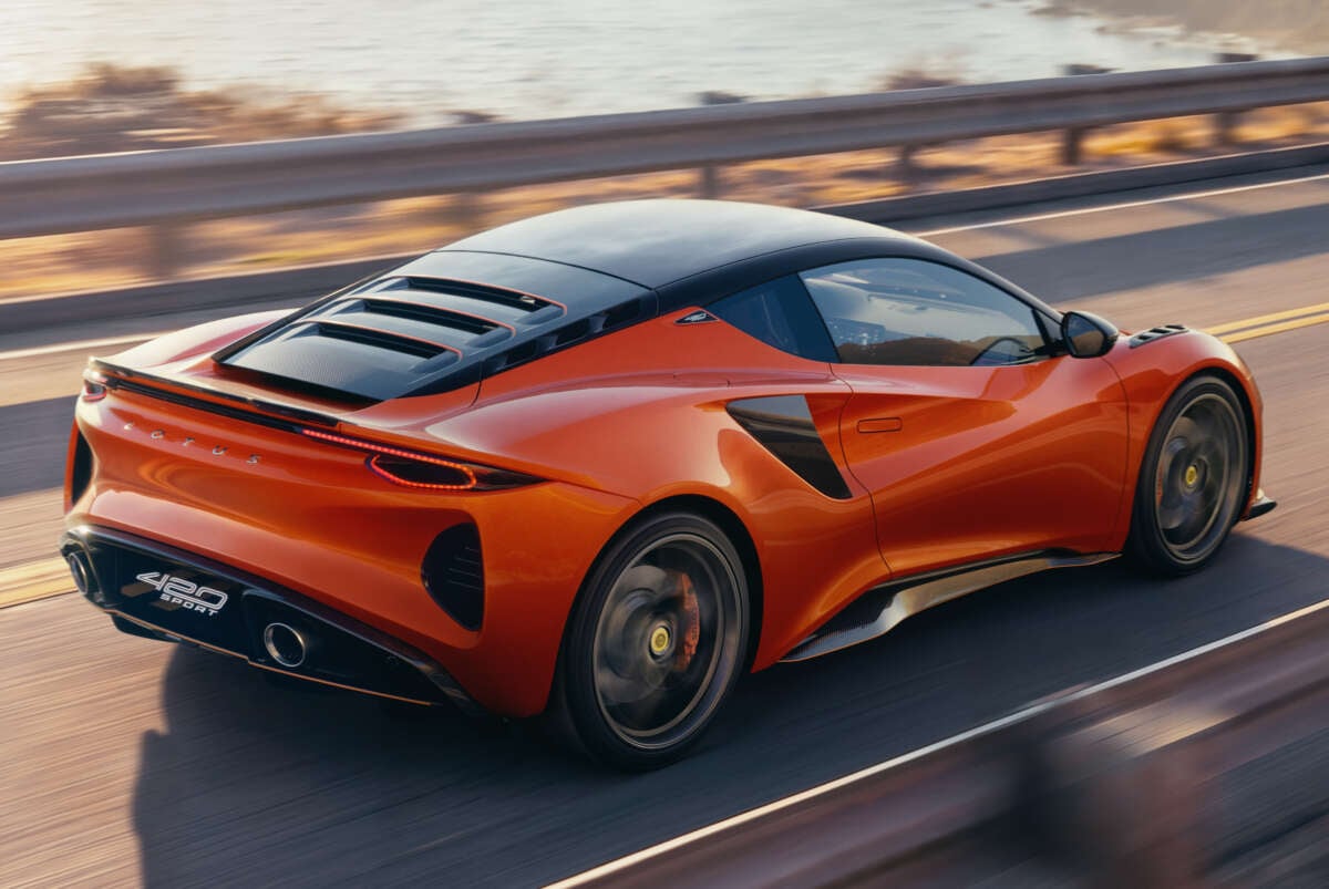 Lotus Memperkenalkan Emira 420 Sport, Versi Ringan dengan Tenaga 420 PS dari Mesin AMG