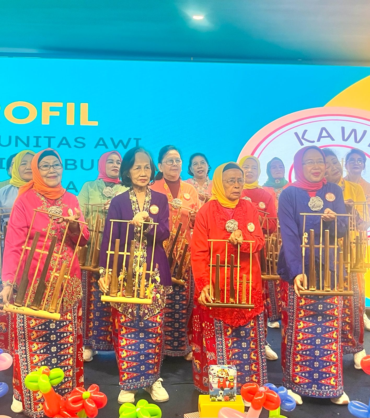 Menjaga Nada Nusantara: Kisah KAWI Angklung dari Persahabatan Perempuan Lansia Menuju Impian Panggung Dunia