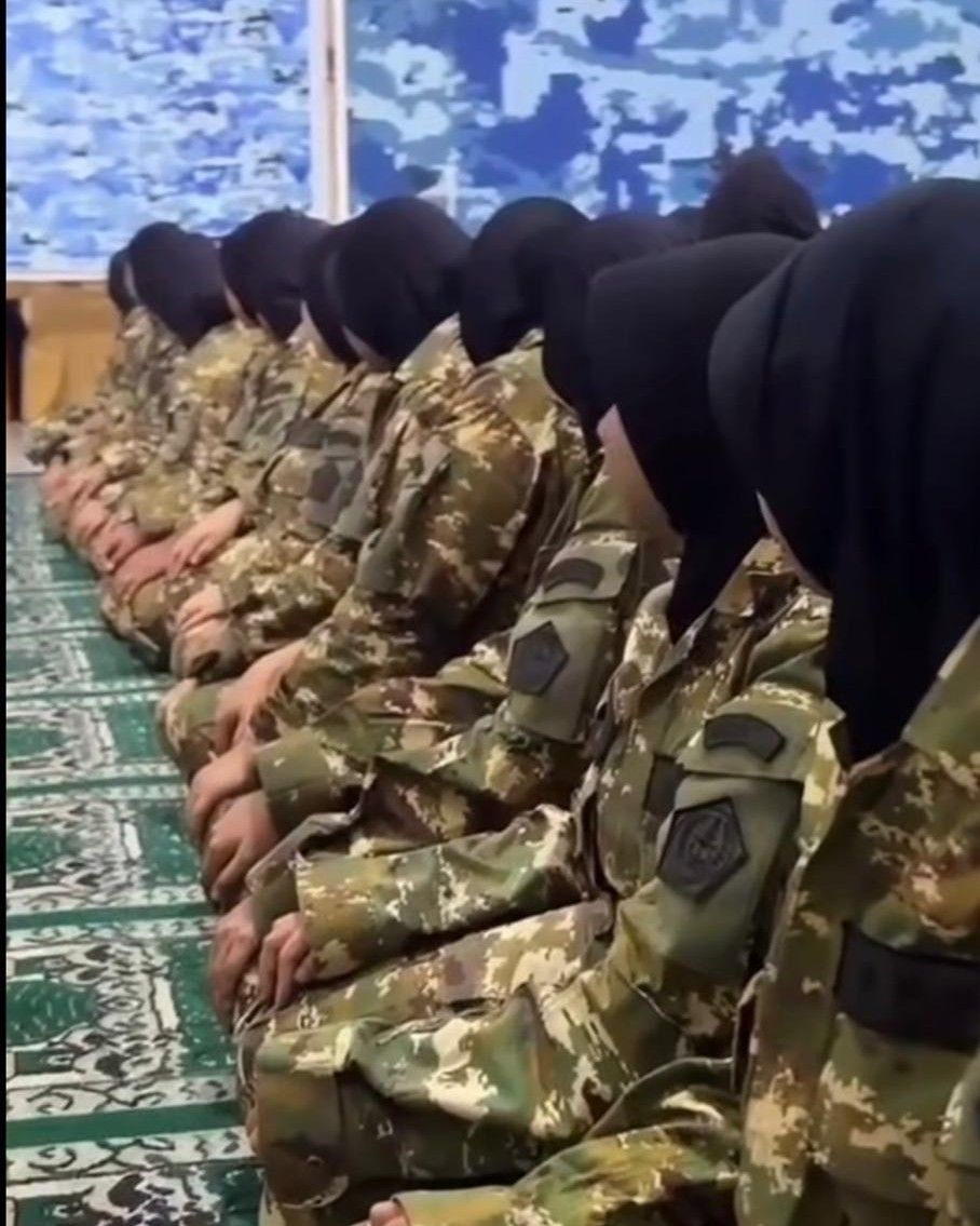 Pro-Kontra Peserta Diklat Kopdes Kenakan Seragam Saat Salat, Wajibkah Muslimah Pakai Mukena?