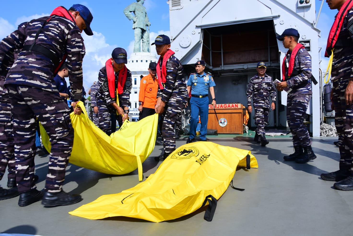 KRI Nala-363 Bawa 32 Korban Kebakaran KM Mutiara Sentosa 2 ke Koarmada II, 30 Selamat dan 2 Meninggal Dunia