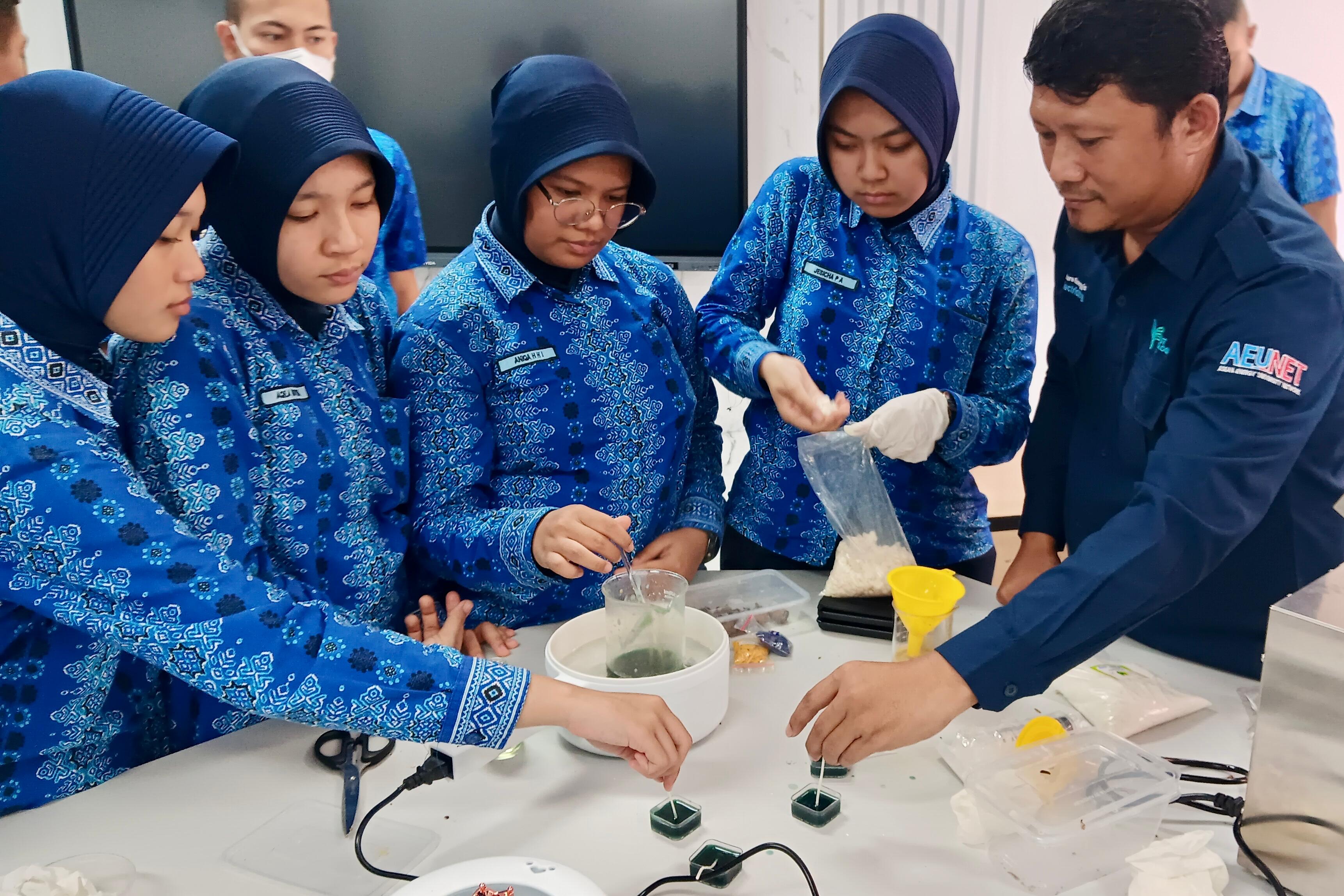 Transisi Energi Dimulai dari Sekolah, PLN Bekali Ratusan Siswa dengan Teknologi PLTS