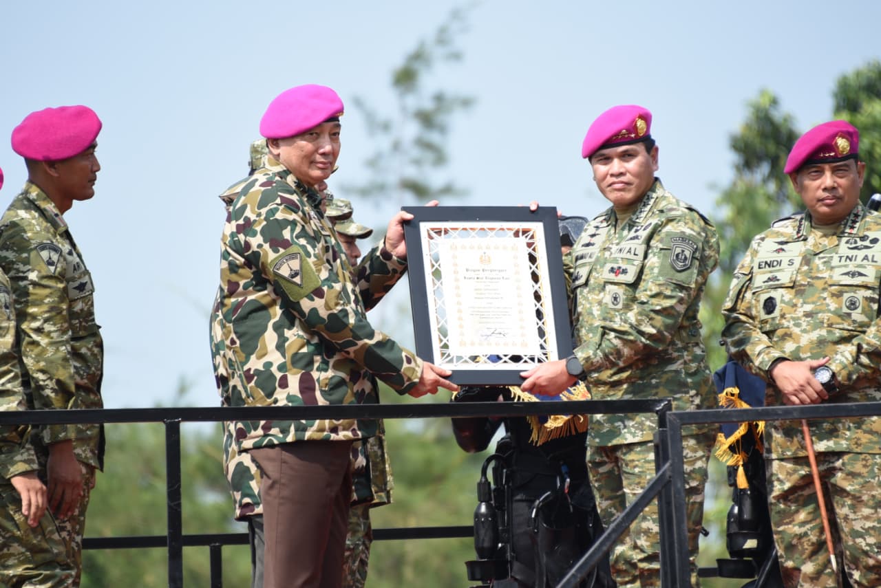 Perkuat Sinergitas, TNI AL Angkat Menhan dan Wapang TNI sebagai Warga Kehormatan Korps Marinir