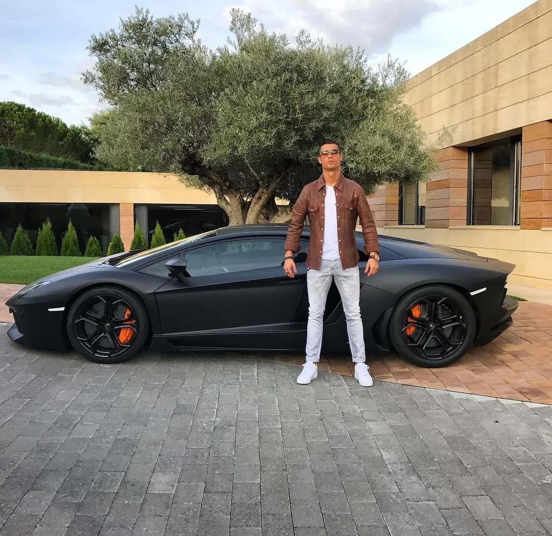Cristiano Ronaldo Pamerkan Koleksi Supercar Rp352 Miliar Termasuk Ferrari dan Bugatti
