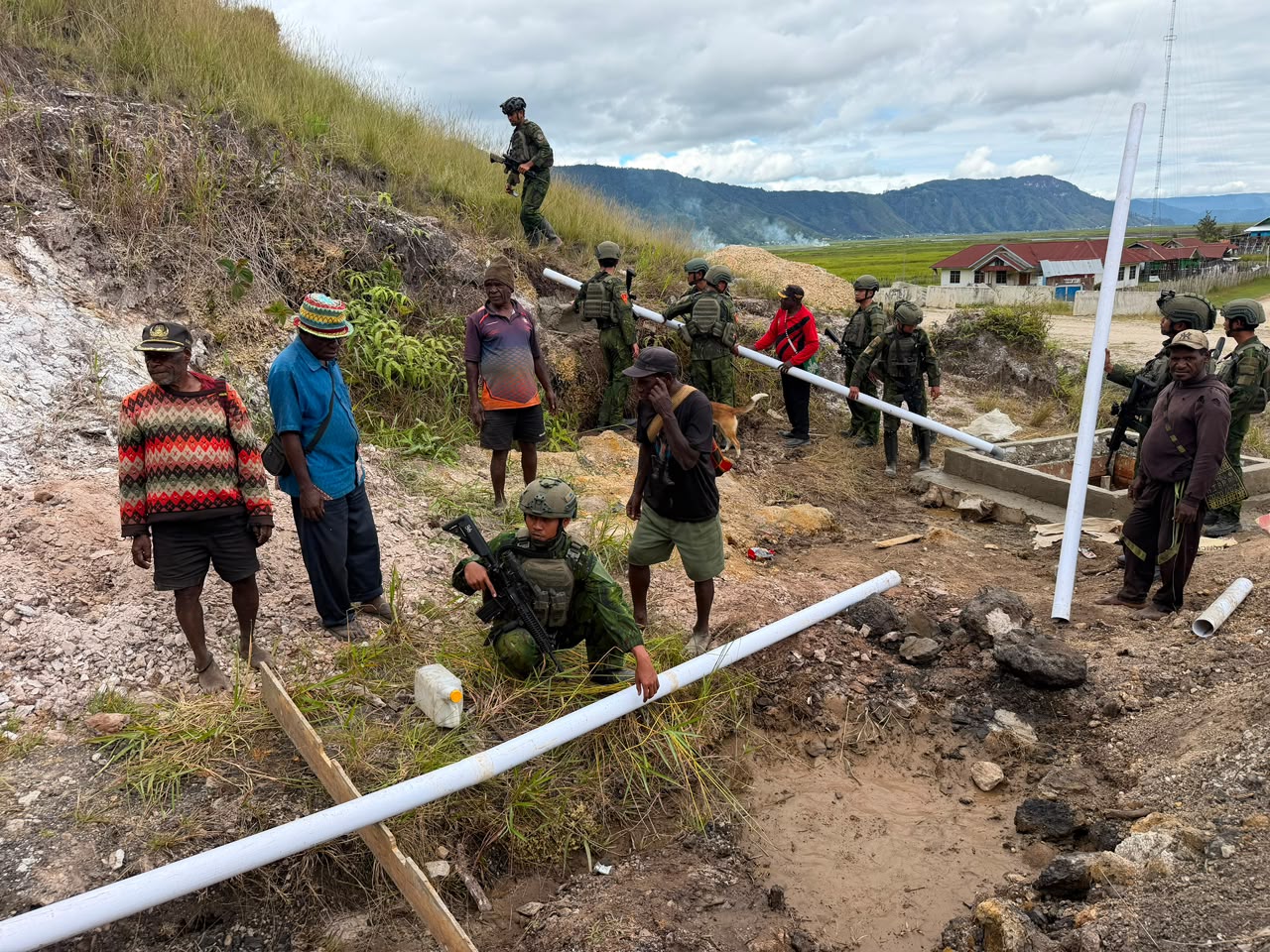 Prajurit TNI AL dari Satgas Yonif 2 Marinir Bangun Penampungan Air Bersama Masyarakat Paniai, Papua