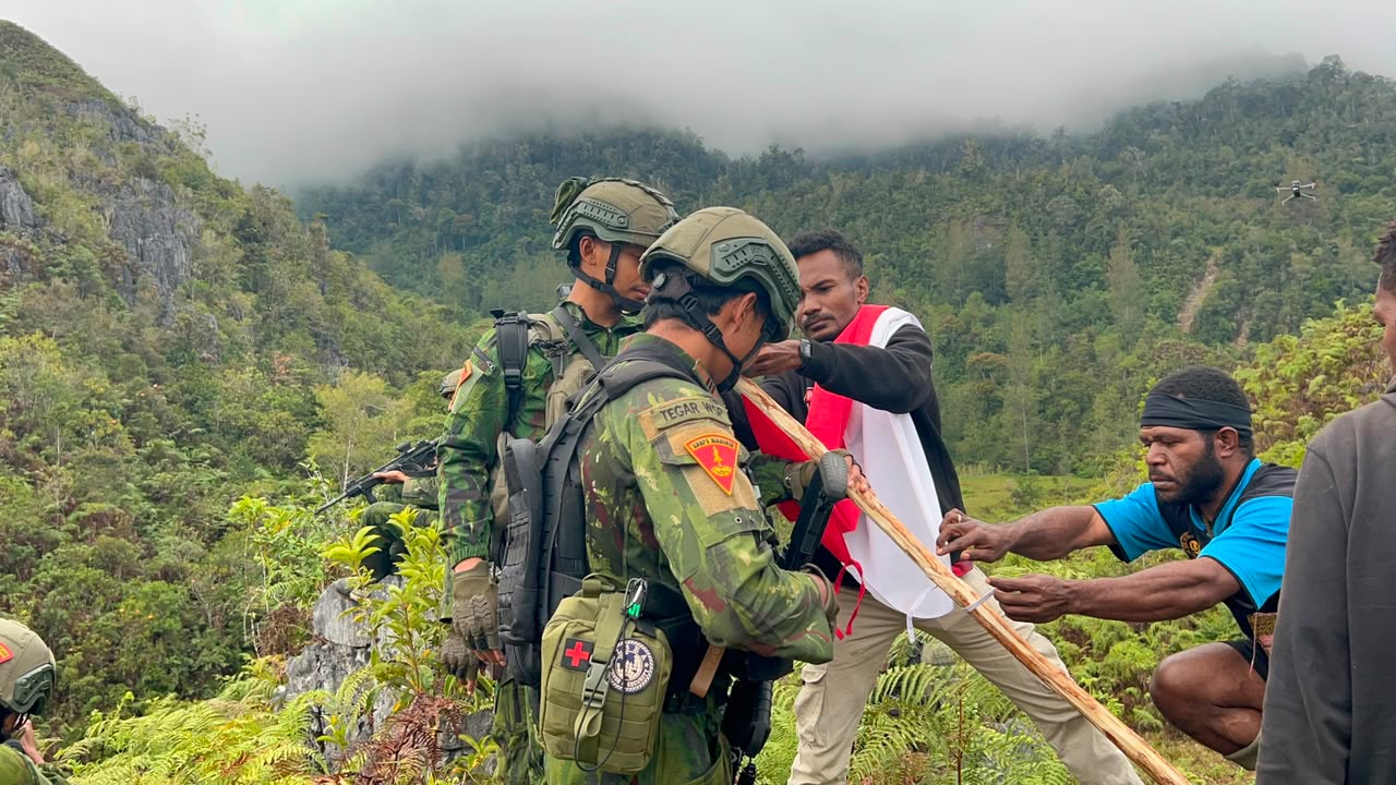 Prajurit TNI AL dari Yonif 2 Marinir bersama pemuda Komopa kibarkan Merah Putih sambut HUT ke-81 RI