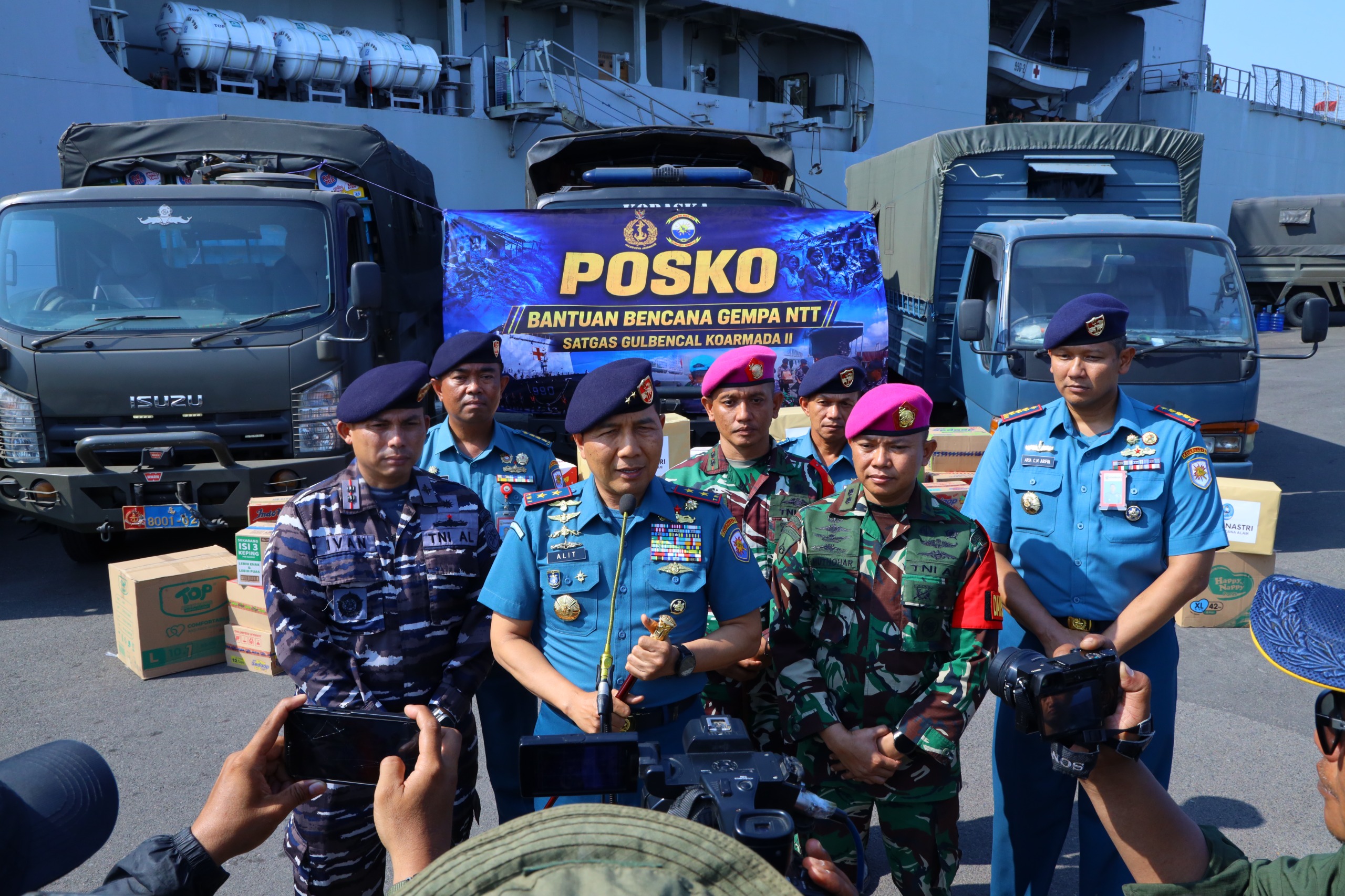 Dukung Penanggulangan Gempa NTT, TNI AL Kerahkan KRI dr. Soeharso-990 Bawa Bantuan Kemanusiaan