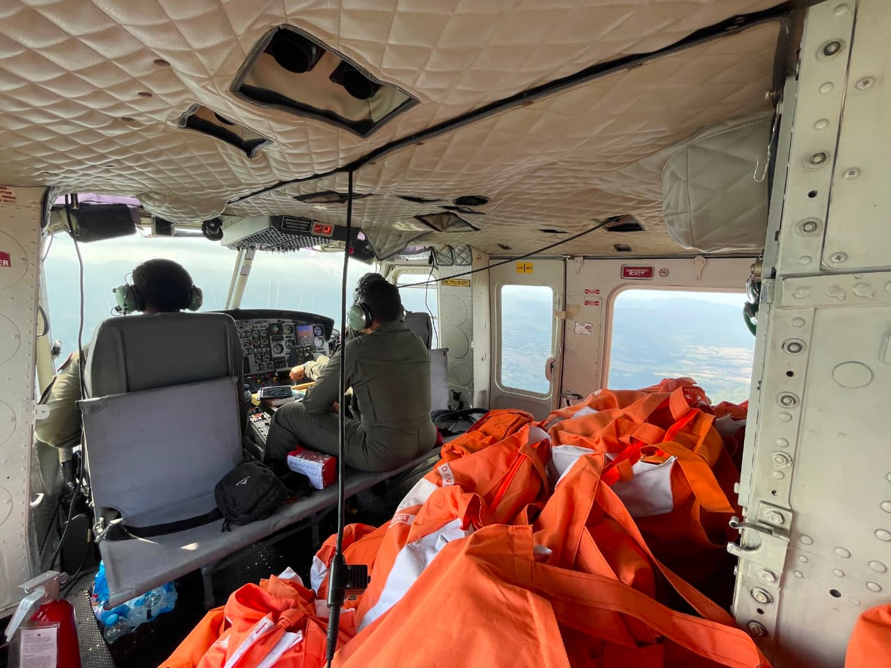 Melalui Jalur Udara, TNI AL Percepat Distribusi Bantuan Logistik bagi Masyarakat NTT