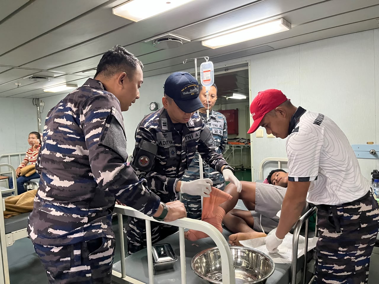 KRI dr. Soeharso-990 Jadi Rumah Sakit Darurat Korban Bencana NTT, Rawat Pasien hingga Suplai Oksigen