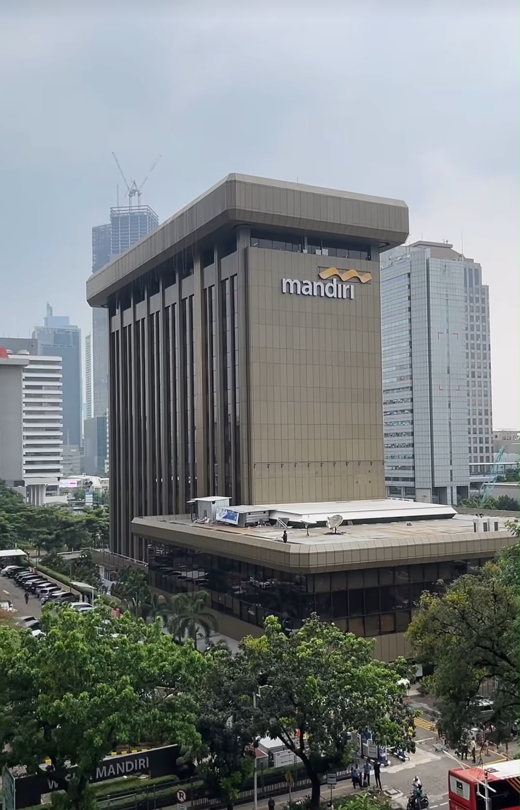 Logo Bank Mandiri di Gedung M.H Thamrin Dicopot, Usai Viral Memblokir Rekening Pendemo