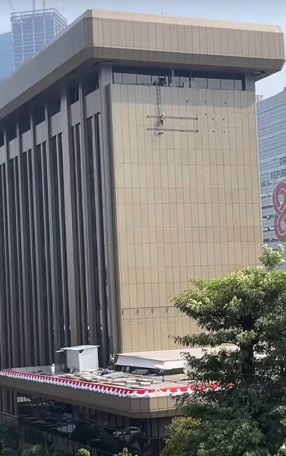 Logo Bank Mandiri di Gedung M.H Thamrin Dicopot, Usai Viral Memblokir Rekening Pendemo