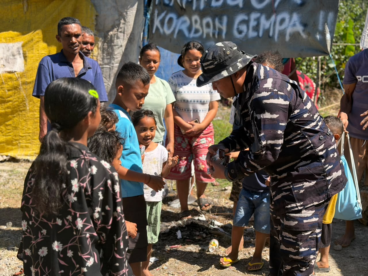 Secercah Harapan bagi Warga Kampung Nara, Prajurit TNI AL Tempuh Medan Ekstrem Bantu Korban Gempa NTT