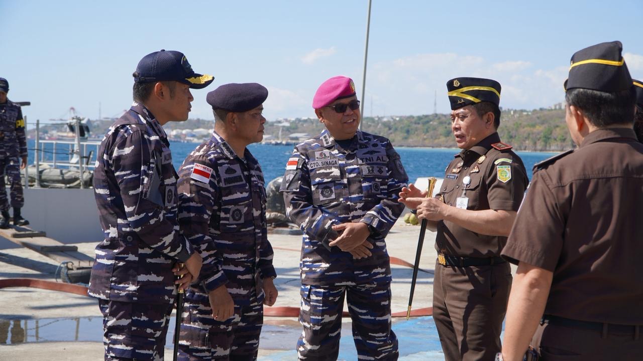 TNI AL Terus Dukung Distribusi Bantuan Kemanusiaan untuk Korban Gempa NTT