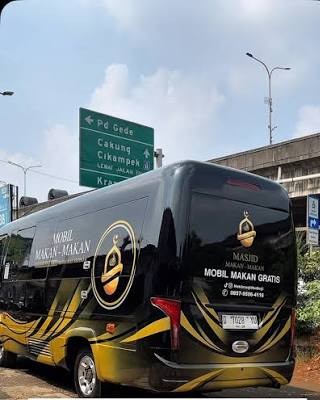 Mobil Makan-Makan, Aksi Berbagi Makanan Gratis dari Masjid ke Masjid