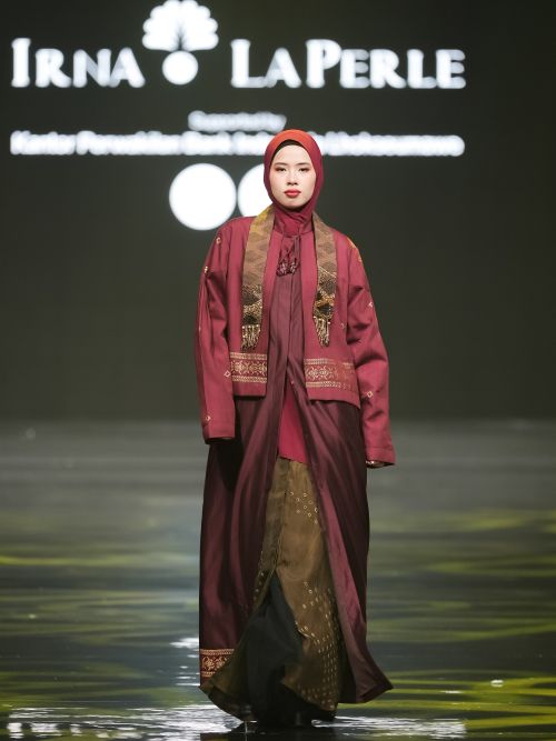 Pesona Perpaduan Tenun Bungong Jeroe-Jumputan Wongkito Bergaya Modern dari Irna La Perle